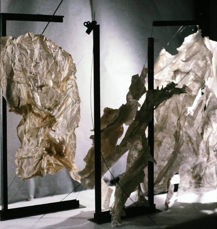 Triptyque Papier-lumière 1984, Japanese paper, wire, iron, 3(1mx 0,80)m. 